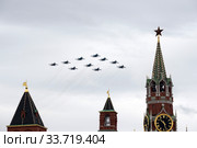 Тактическое крыло в составе группы истребителей Су-30СМ и Су-35С , и бомбардировщиков СУ-34 во время парада, посвященного 75-летию Победы в Великой Отечественной войне, пролетают в небе над Красной площадью (2020 год). Редакционное фото, фотограф Free Wind / Фотобанк Лори