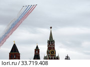 Группа штурмовиков Су-25 "Грач" дымят цветами российского флага в небе над Красной площадью во время парада, посвященного 75-летию Победы в Великой Отечественной войне (2020 год). Редакционное фото, фотограф Free Wind / Фотобанк Лори