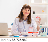 Doctor in sperm bank with sample bottle. Стоковое фото, фотограф Elnur / Фотобанк Лори