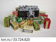 Советский фотоаппарат "Зоркий-С" с фотопленками "Изопанхром" (2020 год). Редакционное фото, фотограф Елена Орлова / Фотобанк Лори