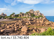 Перрос-Гирек (Perros-Guirec), Франция. Морской пейзаж с живописными розовыми гранитными скалами (2017 год). Редакционное фото, фотограф Rokhin Valery / Фотобанк Лори