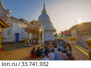 Утренняя  молитва в буддистском храме Kande Viharaya Temple. Берувала, Шри-Ланка (2020 год). Редакционное фото, фотограф Виктор Карасев / Фотобанк Лори