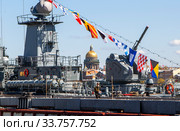 Морской офицер в маске на борту военного корабля «Перекоп», на фоне Исаакиевского собора. Празднование Дня Победы - 9 мая 2020. Санкт-Петербург. Редакционное фото, фотограф Сергей Афанасьев / Фотобанк Лори