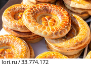 Appetizing uzbek flat breads from the tandir. Стоковое фото, фотограф FotograFF / Фотобанк Лори