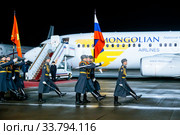 Москва, Россия - 06 декабря 2019: Торжественное прохождение роты Почетного караула 154-го отдельного комендантского Преображенского полка в аэропорту Внуково во время ритуала проводов официальной делегации во главе с премьер-министром Монголии Ухнаагийн Хурэлсухом. Редакционное фото, фотограф Мария Москвицова / Фотобанк Лори