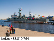 Военный учебный корабль «Перекоп» (проект 887) у набережной лейтенанта Шмидта. Празднование Дня Победы - 9 мая 2020. Санкт-Петербург. Редакционное фото, фотограф Сергей Афанасьев / Фотобанк Лори