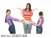Мама не знает что сделать с детьми которые не поделили игрушку. Стоковое фото, фотограф Иванов Алексей / Фотобанк Лори
