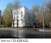 Поликлиника № 191 — филиал № 1 (бывшая поликлиника № 87). Трёхэтажное блочное здание, построеное в 1969 году. Чусовская улица, 9. Район Гольяново. Город Москва (2020 год). Редакционное фото, фотограф lana1501 / Фотобанк Лори