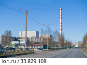 Солнечный майский день на Копорском шоссе. Вид на корпуса Ленинградской АЭС. Сосновый Бор, Россия (2020 год). Редакционное фото, фотограф Виктор Карасев / Фотобанк Лори