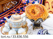 Fresh uzbek flatbread with sesame seeds on the holiday table (2019 год). Редакционное фото, фотограф FotograFF / Фотобанк Лори