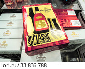 Hennessy cognac ready for sale on the shelf in supermarket (2019 год). Редакционное фото, фотограф FotograFF / Фотобанк Лори