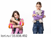 Дети поссорились из-за игрушки, мама жалеет одну из девочек. Стоковое фото, фотограф Иванов Алексей / Фотобанк Лори