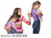 Мама отчитывает дочь которая отобрала игрушку у другой девочки. Стоковое фото, фотограф Иванов Алексей / Фотобанк Лори