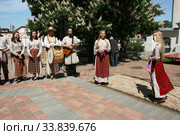 Девушки в национальных платьях - музыкальный дворик (2019 год). Редакционное фото, фотограф Марина Шатерова / Фотобанк Лори