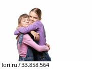 Две подружки радостно обнимают друг друга. Стоковое фото, фотограф Иванов Алексей / Фотобанк Лори