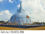 Древняя дагоба Ruwanveliseya крупным планом облачным днем. Анурадхапура, Шри-Ланка (2020 год). Стоковое фото, фотограф Виктор Карасев / Фотобанк Лори