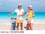 happy family riding bicycles on the beach. Стоковое фото, фотограф Дмитрий Травников / Фотобанк Лори
