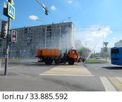 Поливальная машина производит освежающий полив или опрыскивание. Хабаровская улица. Район Гольяново. Город Москва (2020 год). Редакционное фото, фотограф lana1501 / Фотобанк Лори
