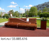 Лавочка на детской площадке, обмотанная сигнальной лентой при пандемии коронавирусной инфекции Covid-19. Хабаровская улица. Район Гольяново. Город Москва (2020 год). Редакционное фото, фотограф lana1501 / Фотобанк Лори