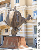 Памятник Апельсину, который спас Одессу. Одесса, Украина (2007 год). Редакционное фото, фотограф Ирина Борсученко / Фотобанк Лори