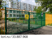 Вход в детский сад. Пустынно, тихо. Москва, Кировоградская улица, 5а. Пандемия коронавируса COVID-19, май 2020 год. Стоковое фото, фотограф Щеголева Ольга / Фотобанк Лори