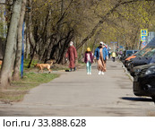 Пешеходы на улице в дни самоизоляции при коронавирусе Covid-19. Сахалинская улица. Район Гольяново. Город Москва (2020 год). Редакционное фото, фотограф lana1501 / Фотобанк Лори