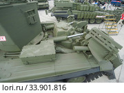 Российская бронированная инженерная машина разграждения ИМР-3М на базе танка Т-90 на Международном военно-техническом форуме "Армия-2017" в парке "Патриот", фрагмент передней части сверху. Редакционное фото, фотограф Малышев Андрей / Фотобанк Лори