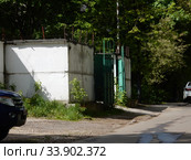 Автостоянка. Байкальская улица, владение 42-44. Район Гольяново. Город Москва (2020 год). Редакционное фото, фотограф lana1501 / Фотобанк Лори