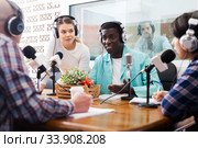 Radio hosts interviewing guest. Стоковое фото, фотограф Яков Филимонов / Фотобанк Лори