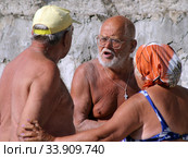 Женщина разнимает поссорившихся мужчин. Набережная Ялты (2004 год). Редакционное фото, фотограф Дмитрий Неумоин / Фотобанк Лори