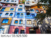 Hundertwasser house in Vienna, Austria. The Hundertwasserhaus apartment block has colorful facade, undulating floors, a roof covered with earth and grass, and large trees growing from inside (2019 год). Стоковое фото, фотограф Nataliia Zhekova / Фотобанк Лори