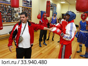 Кубинский и Российские боксёры слушают тренера (2008 год). Редакционное фото, фотограф Дмитрий Неумоин / Фотобанк Лори
