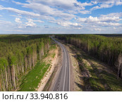 Асфальтовая дорога через густой лес. Автомобильное путешествие. Стоковое фото, фотограф Яковлев Сергей / Фотобанк Лори