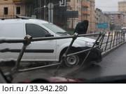 Москва, машина сбила парапет (2020 год). Редакционное фото, фотограф Дмитрий Неумоин / Фотобанк Лори