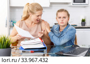 Woman complaining about her daughter. Стоковое фото, фотограф Яков Филимонов / Фотобанк Лори