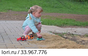 Little girl playing with toy cars in sandbox. Редакционное видео, видеограф Сергей Старуш / Фотобанк Лори