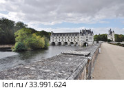 Замок Шенонсо (Château de Chenonceau) и древняя башня семьи де Марк рядом. Департамент Эндр и Луара. Франция (2019 год) Редакционное фото, фотограф Вера Смолянинова / Фотобанк Лори