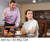 Irritated young spouses quarrelling in home interio. Стоковое фото, фотограф Яков Филимонов / Фотобанк Лори