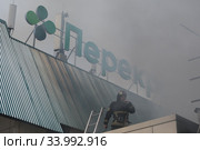 Пожарный на крыше торгового центра (2020 год). Редакционное фото, фотограф Дмитрий Неумоин / Фотобанк Лори