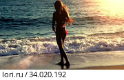 Slow motion girl walking in morning on beaches sea sand. Стоковое видео, видеограф Gennadiy Poznyakov / Фотобанк Лори