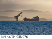 Нефтеналивной танкер заливается нефтью в заливе Де кастри, Россия. Стоковое фото, фотограф Василий Князев / Фотобанк Лори