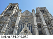 Западный фасад кафедрального готического собора Сент-Этьен (Cathédrale Saint-Étienne de Bourges) в городе Бурж. Франция (2017 год). Стоковое фото, фотограф Вера Смолянинова / Фотобанк Лори
