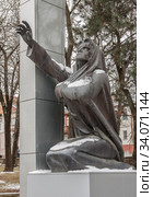 Россия, Кисловодск. Фрагмент памятника "Журавли" в Кольцовском сквере. Коленопреклоненная женщина (2020 год). Редакционное фото, фотограф Наталья Николаева / Фотобанк Лори