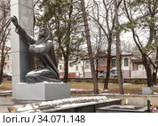 Россия, Кисловодск. Фрагмент памятника "Журавли" в Кольцовском сквере. Коленопреклоненная женщина и вечный огонь (2020 год). Редакционное фото, фотограф Наталья Николаева / Фотобанк Лори