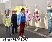 Семья в медицинских масках на выставке концертных костюмов в период эпидемии коронавируса COVID-19. Музей изобразительных искусств. Калининград (2020 год). Редакционное фото, фотограф Ирина Борсученко / Фотобанк Лори
