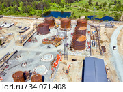Строительство резервуара для нефтехранилища методом полистовой сборки. Вид сверху. Полет вокруг стройплощадки. Стоковое фото, фотограф Евгений Ткачёв / Фотобанк Лори