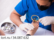 Finger injured woman visiting male doctor traumatologist. Стоковое фото, фотограф Elnur / Фотобанк Лори