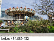 Двухярусная карусель (Carrousel Palace 1900) на набережной Вильсон (Promenade Wilson) в курортном городе Ле Сабль Д'Олонь; регион Вандее; Франция (Les Sables d'Olonne. Vendée. France) (2018) Редакционное фото, фотограф Вера Смолянинова / Фотобанк Лори