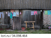 Постиранное бельё сушится на улице (2020 год). Редакционное фото, фотограф Дмитрий Неумоин / Фотобанк Лори
