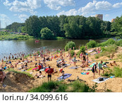 Много людей отдыхают на диком песчаном пляже на берегу реки Пехорка. Московская область, город Балашиха (2020 год). Редакционное фото, фотограф Овчинникова Ирина / Фотобанк Лори